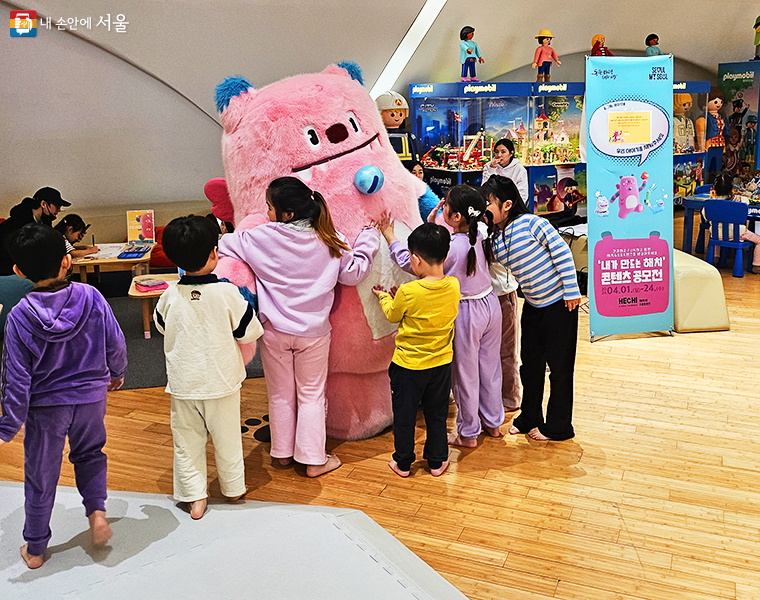서울시 대표 캐릭터 해치가 4월 5일부터 어린이집, 유치원, 키즈카페 등을 찾아가는 ‘해치의 마법학교’를 한달 여간 운영한다.