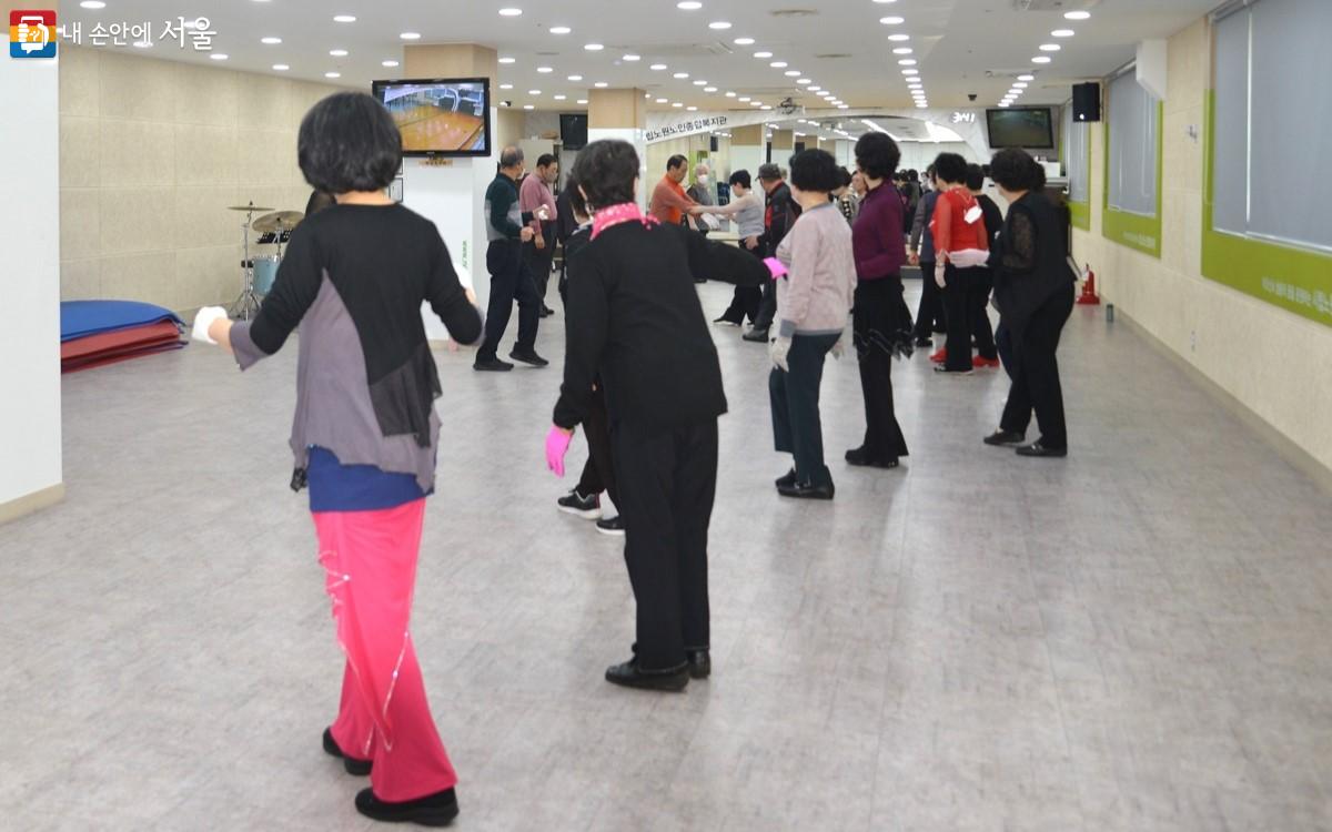2층 대강당에서 건강 문화를 위한 어르신들의 댄스 수업이 진행되고 있다. ©이봉덕