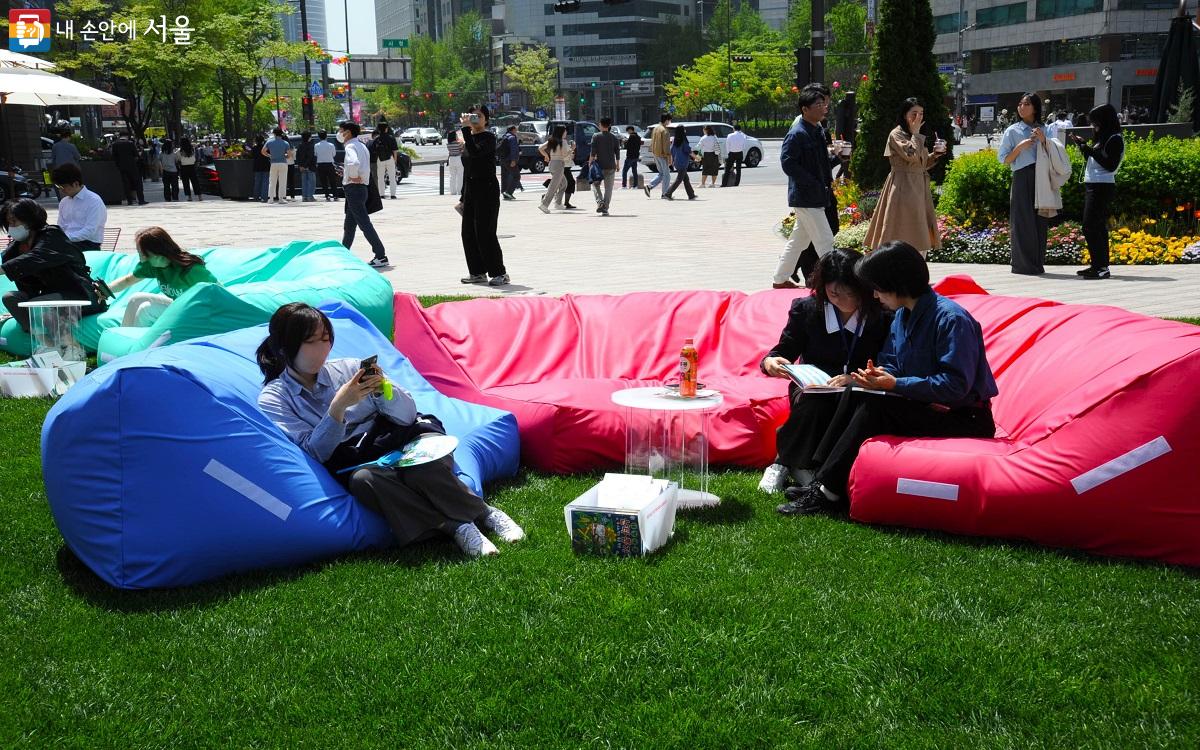 ‘책읽는 서울광장’에는 올해부터 2~3인용으로 새롭게 제작된 ‘가족 빈백’이 설치됐다. ©조수봉