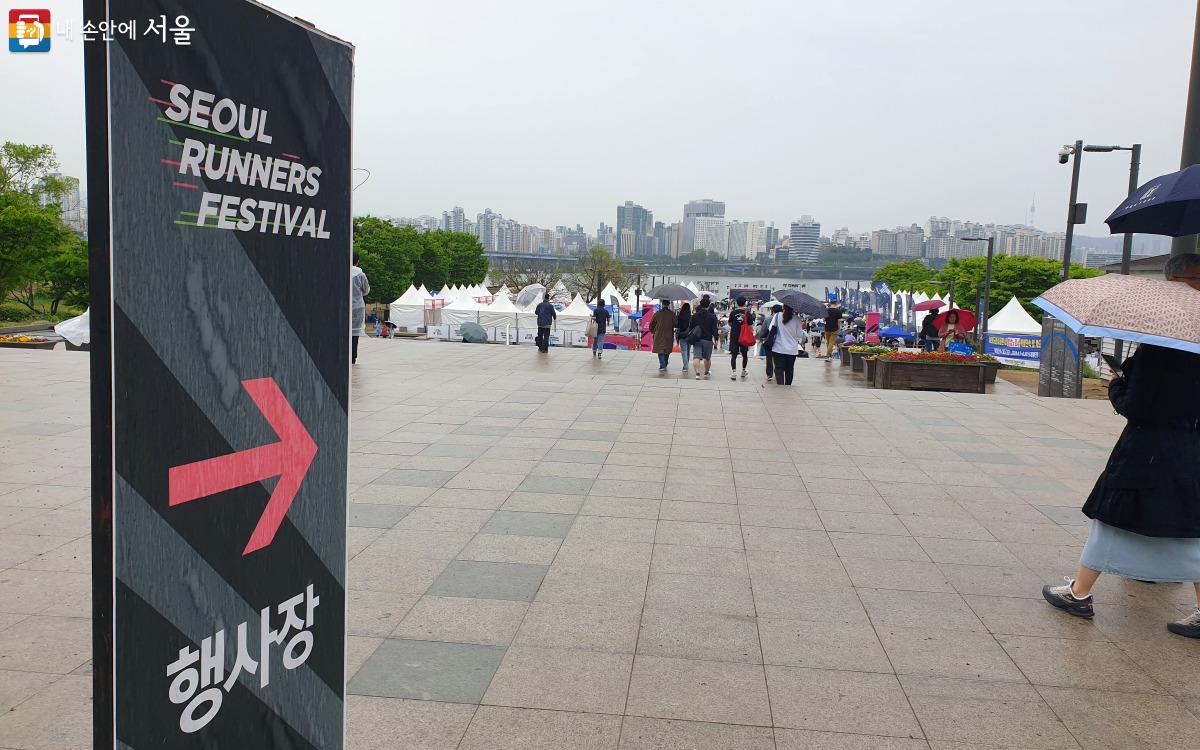 서울 러너스 페스티벌 행사장 가는 길 ©박초롱