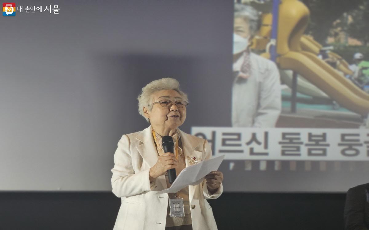 권순열 어르신은 서울국제노인영화제에서 관객과의 대화를 진행하고 있다. ⓒ서울노인복지센터