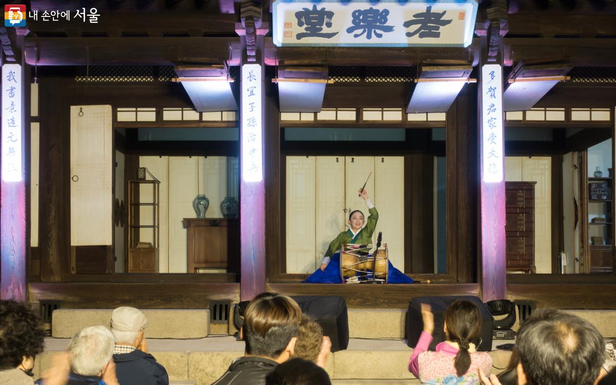 4월 19일에는 운현궁 국악 콘서트가 열려 장옥주 공감예술단이 한국무용을 공연했다. ©김인수