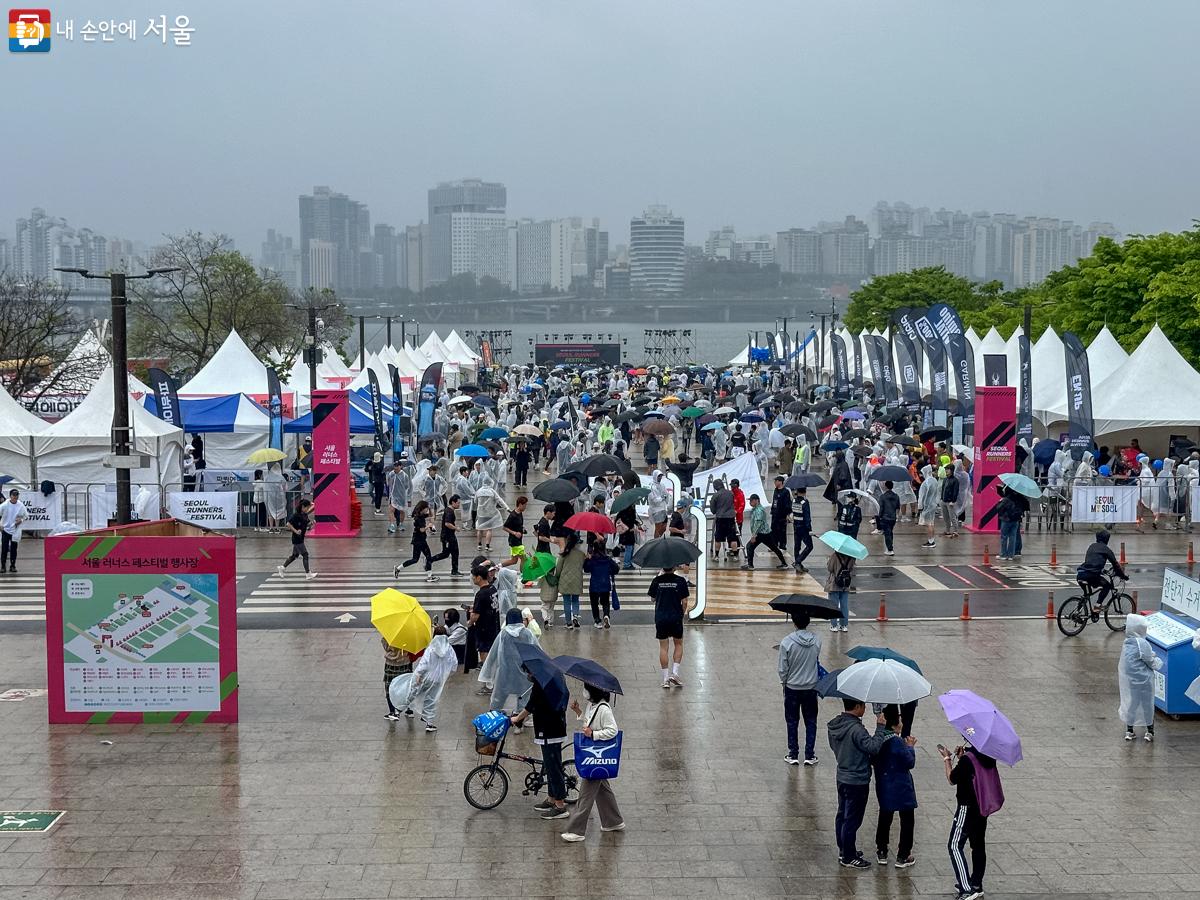 4월 20일에 열린 여의도한강공원 이벤트광장에서 열린 '2024 서울 러너스 페스티벌' ©이병문