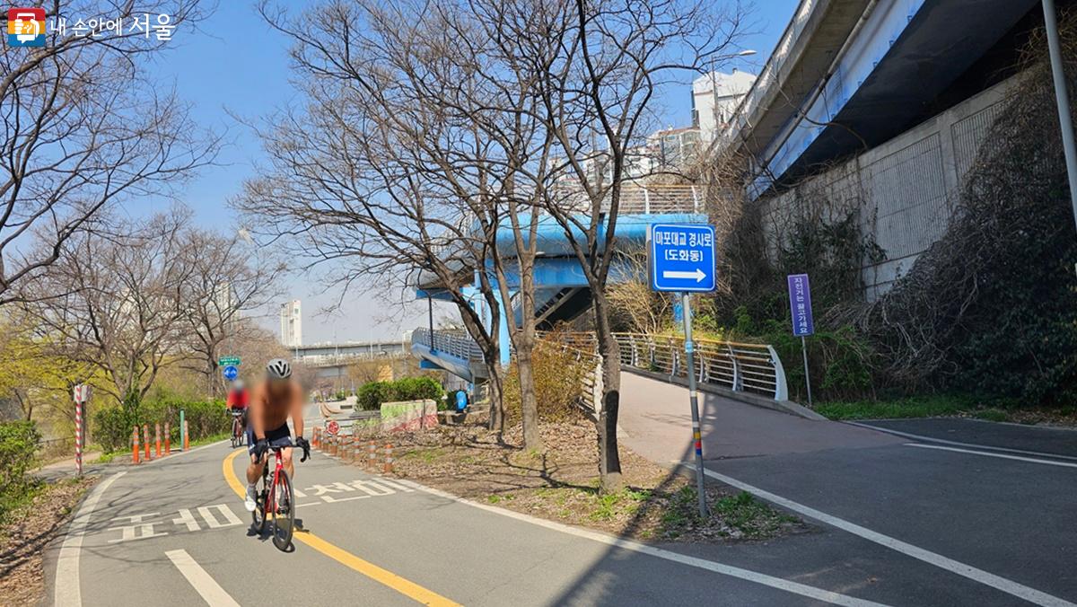 마포대교 북단에서 게단길을 따라 내려오면 오른쪽 일산 방향에 조형물 쉼터가 있다. Ⓒ최용수