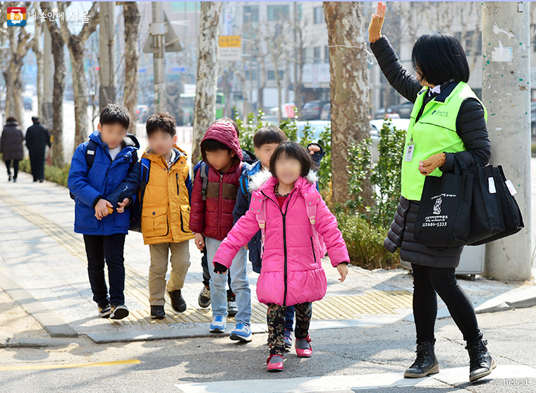 초등학교 주출입구 주변에 ‘교통안전지도사’를 배치한다. 