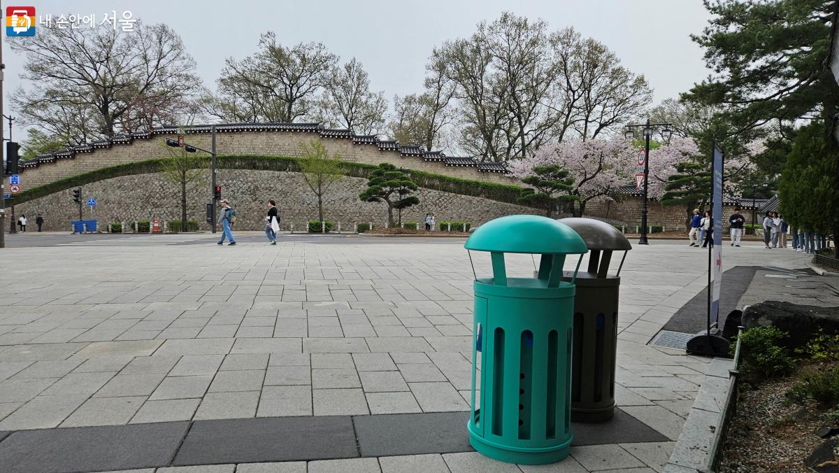 청와대 춘추관 앞에 놓인 쓰레기통. 그 자체로 보행 환경의 한 디자인으로 보였다. ⓒ이선미  