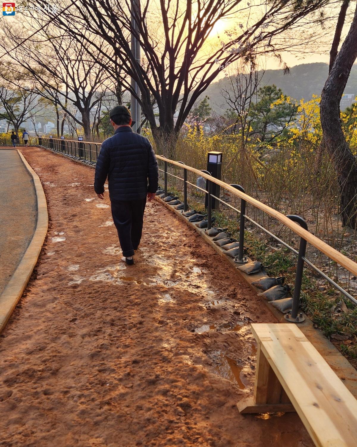 안산 자락길에는 맨발로 걸을 수 있는 황톳길이 조성되어 있다. ⓒ윤혜숙