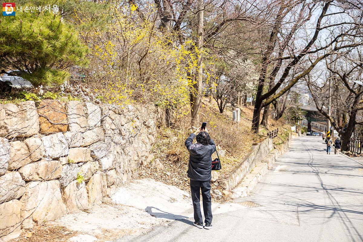 4월, 북한산 주변으로 봄기운이 가득한 모습을 담기 위해 시민들이 사진을 찍고 있다. ©임중빈
