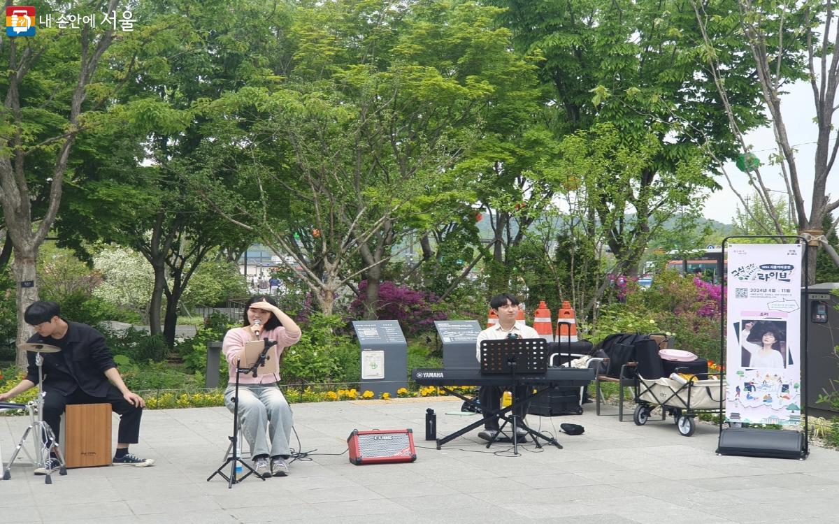 광화문광장의 구석구석라이브 중 소리 팀의 연주 Ⓒ조한상