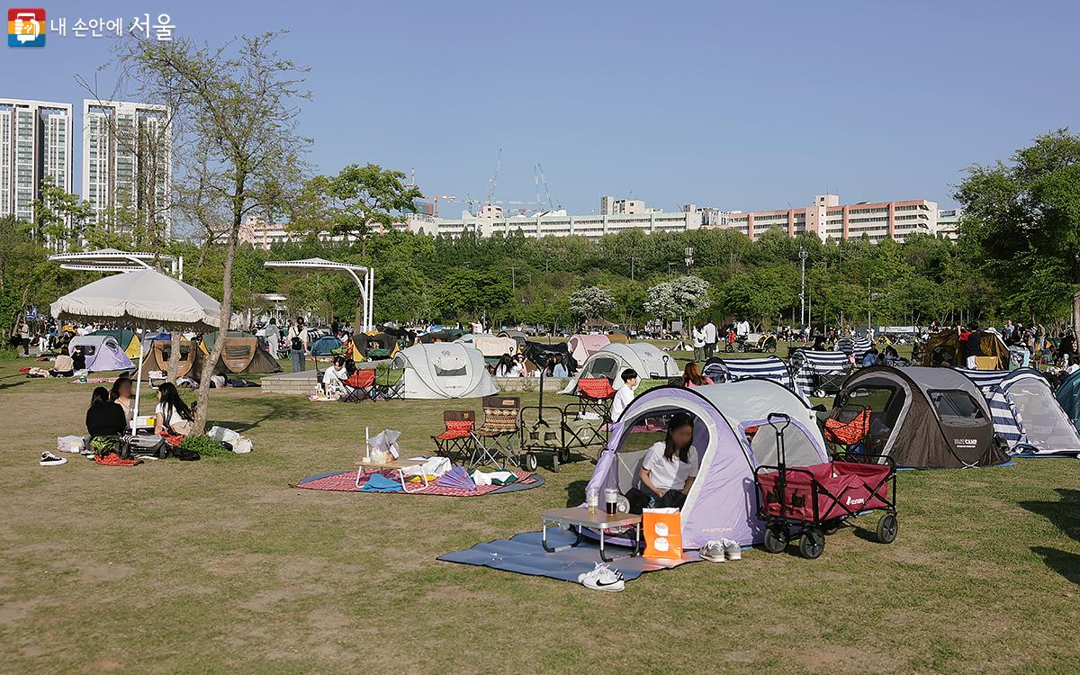 한강공원 잔디밭에 앉아 여유로운 한때를 보내고 있는 시민들 ©김아름