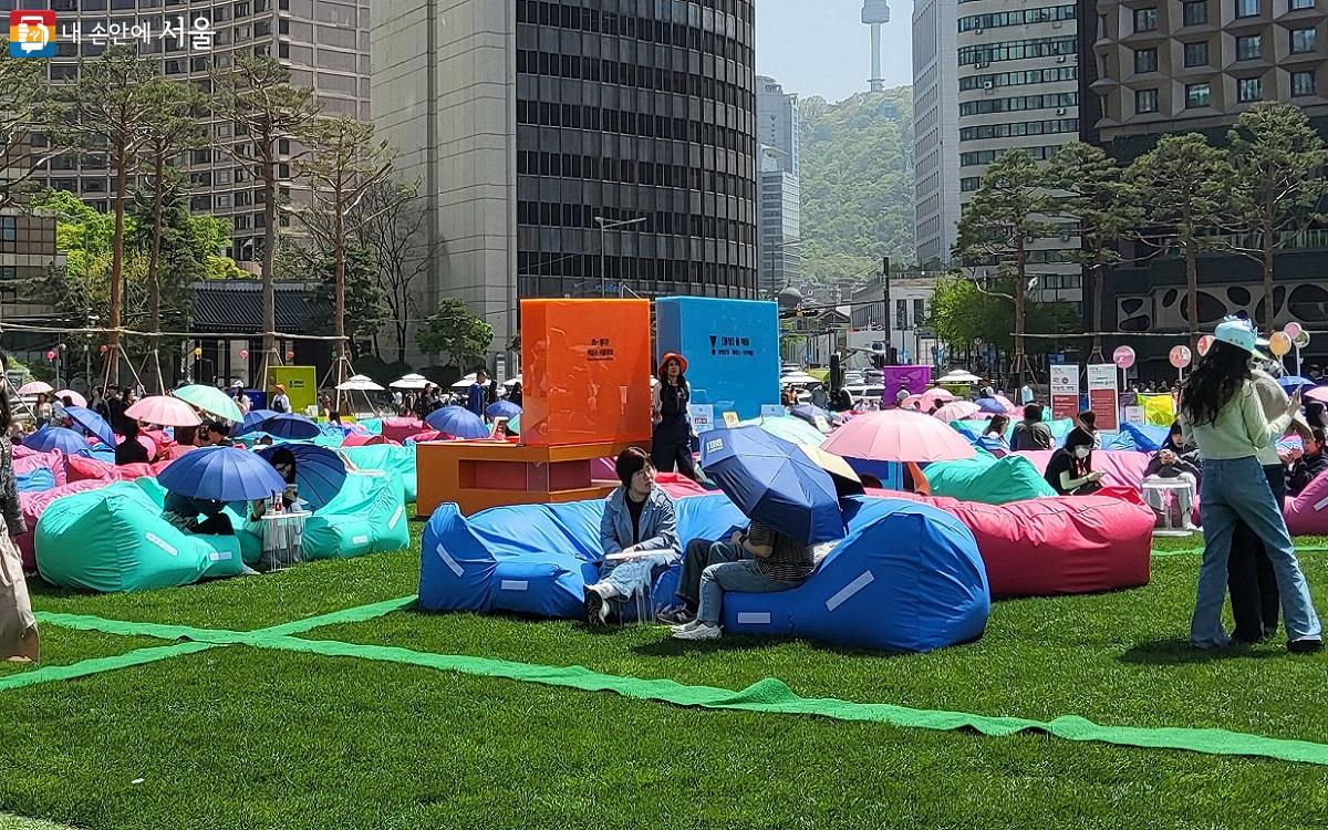 초록 잔디 위에서 따사로운 햇살 아래 신선한 바람과 함께 휴식을 취하는 시민들 ⓒ이상돈