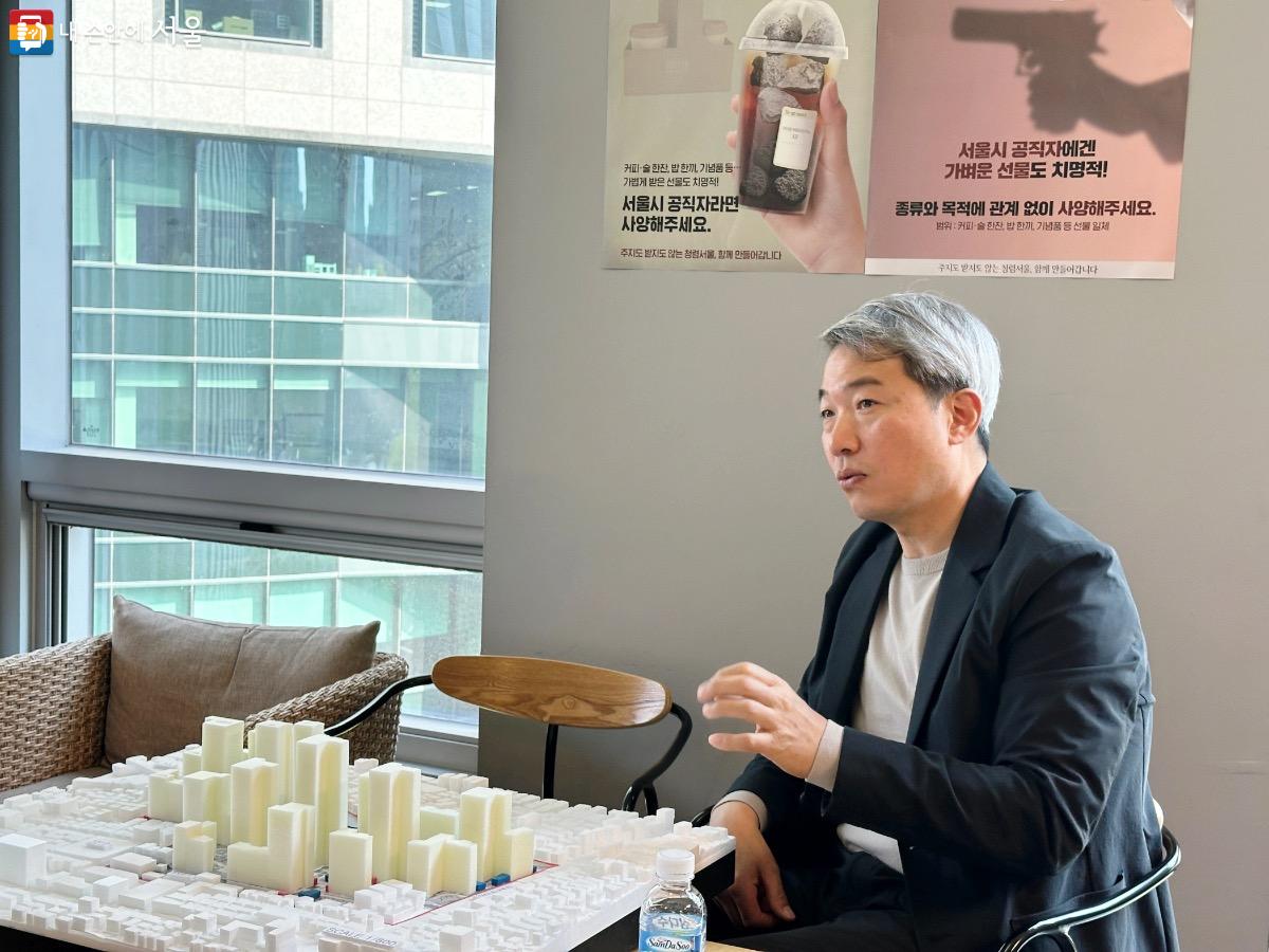 서울시 김지호 모아주택계획팀장은 대규모 재개발이 어려운 저층주거지의 새로운 정비모델인 모아주택을 통해 양질의 주택을 공동으로 개발할 수 있다고 말한다. ⓒ김은주