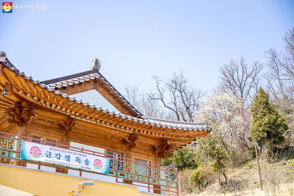 이번에 조성된 북한산 체험형 숲속쉼터와 함께 연계하여 여행하기 좋은 강북구 '화계사'의 모습 ©임중빈