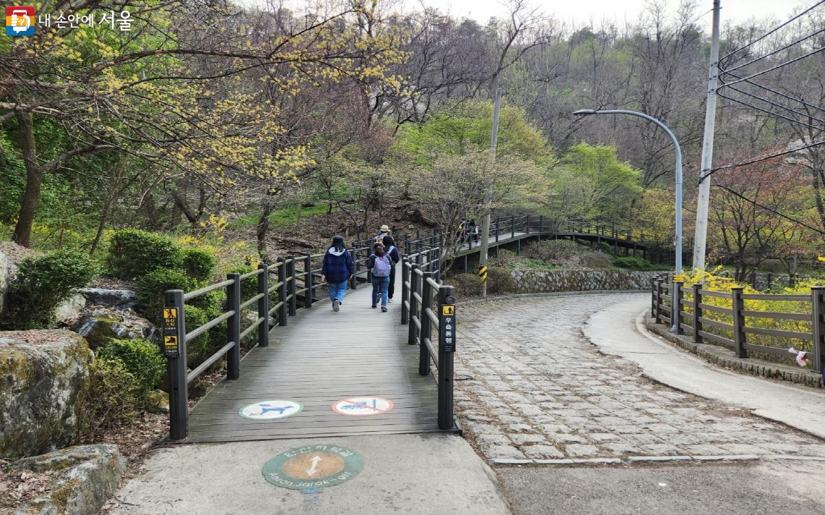 안산 자락길은 전국 최초의 순환형 무장애 자락길인 만큼 누구든 접근하기 좋다. ⓒ윤혜숙