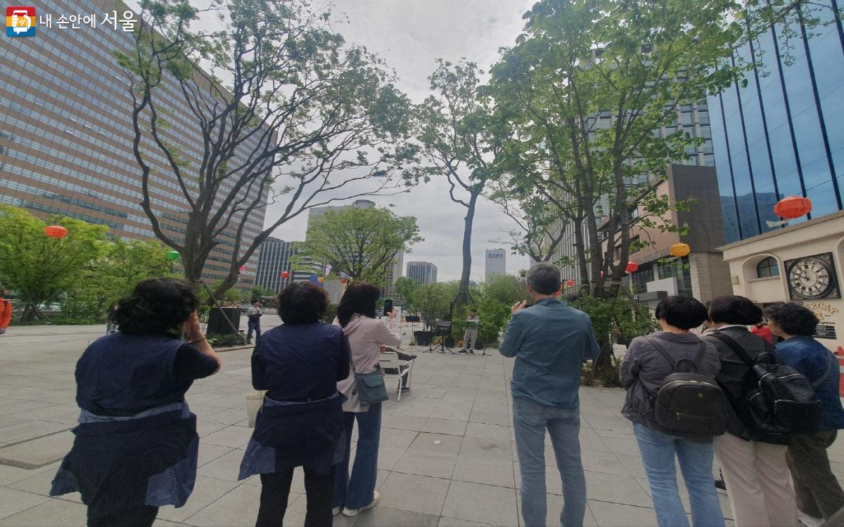 시민들이 구석구석라이브 공연을 감상하고 있다. Ⓒ조한상