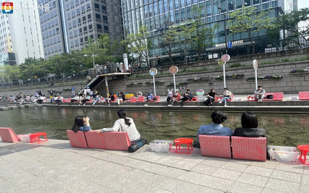 봄 햇살과 바람, 물 흐르는 소리와 함께 책을 읽는 시민들을 볼 수 있다. ©이정민