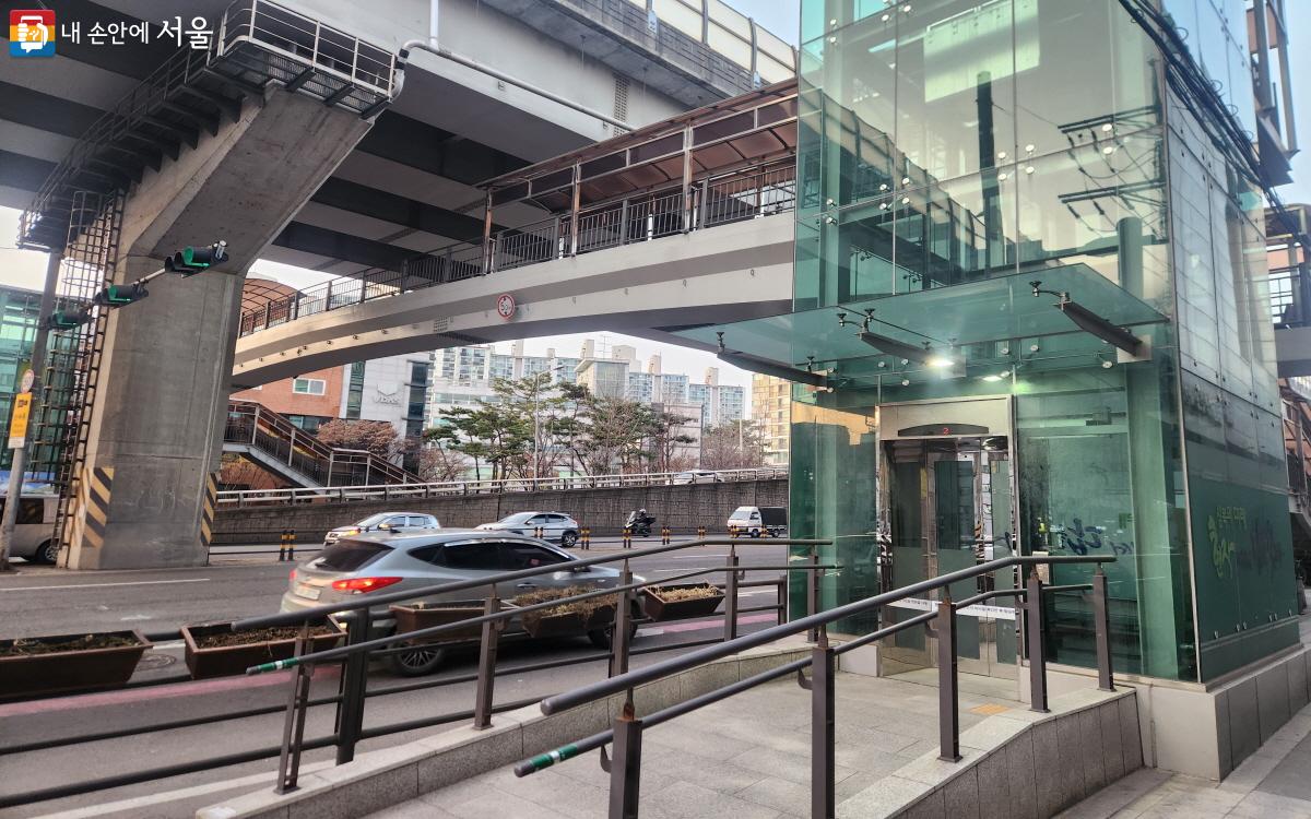 서울시 시민참여예산으로 성북구 성북장애인복지관 부근에 교통약자를 위한 엘리베이터가 설치됐다. ⓒ조수연