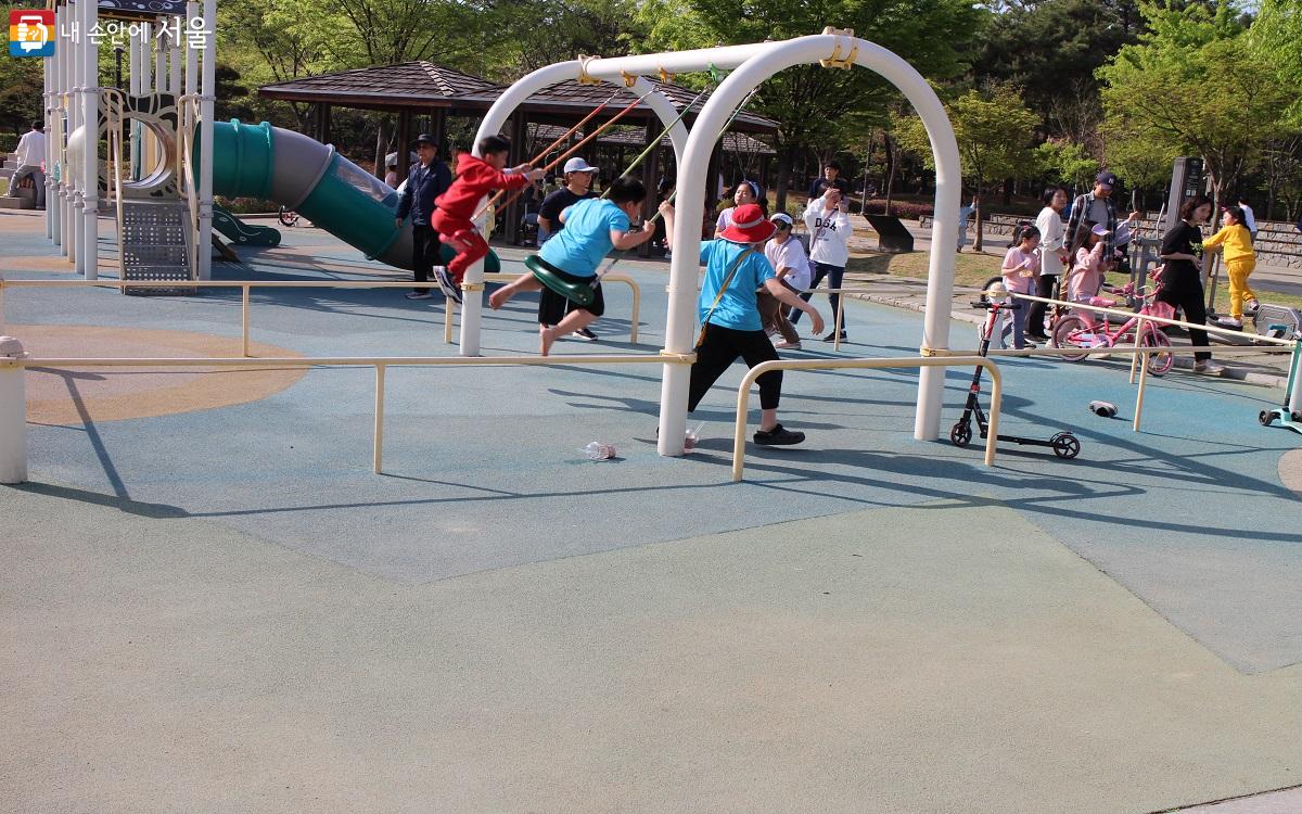 풍납백제문화공원에는 휴식과 함께 건강을 위해 가벼운 운동을 할 수 있도록 체육기구가 비치되어 있다. ⓒ김행수