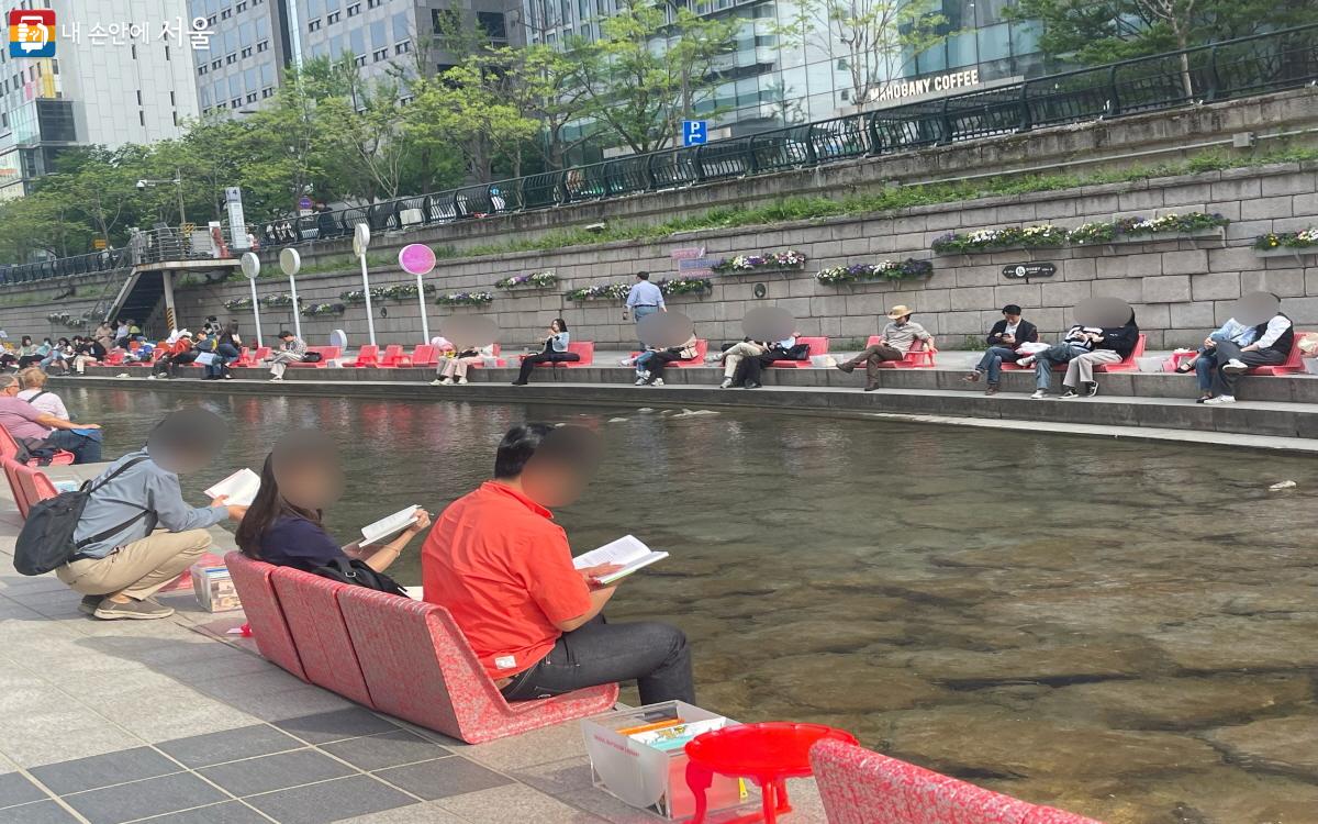 청계천 야외도서관에서 물멍, 책멍의 여유를 즐기는 시민들 ©이정민