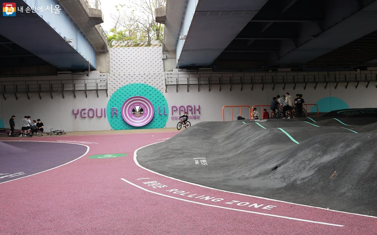 지난 4월 20일, 누구나 자유롭게 즐기는 운동 공간 '여의롤장'이 개장했다. ©노윤지