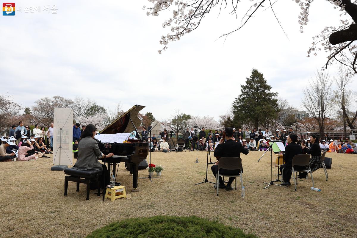 이날 정독도서관 정원에서는 '봄의 인사'라는 주제로 야외 음악회가 열렸다. ⓒ박우영 