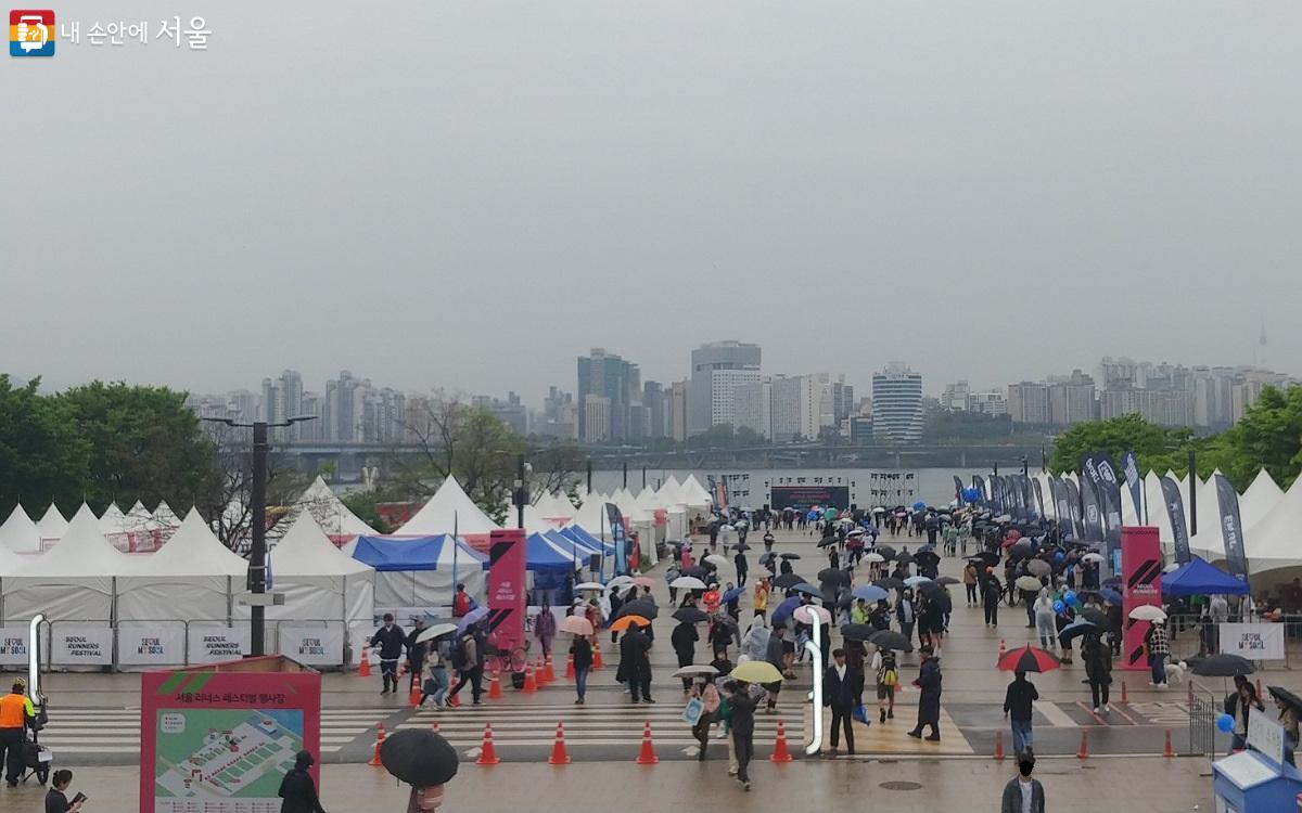 4월 20일 서울 러너스 페스티벌을 위해, 여의도 한강공원 이벤트 광장으로 수많은 인파가 몰렸다. ⓒ조현영