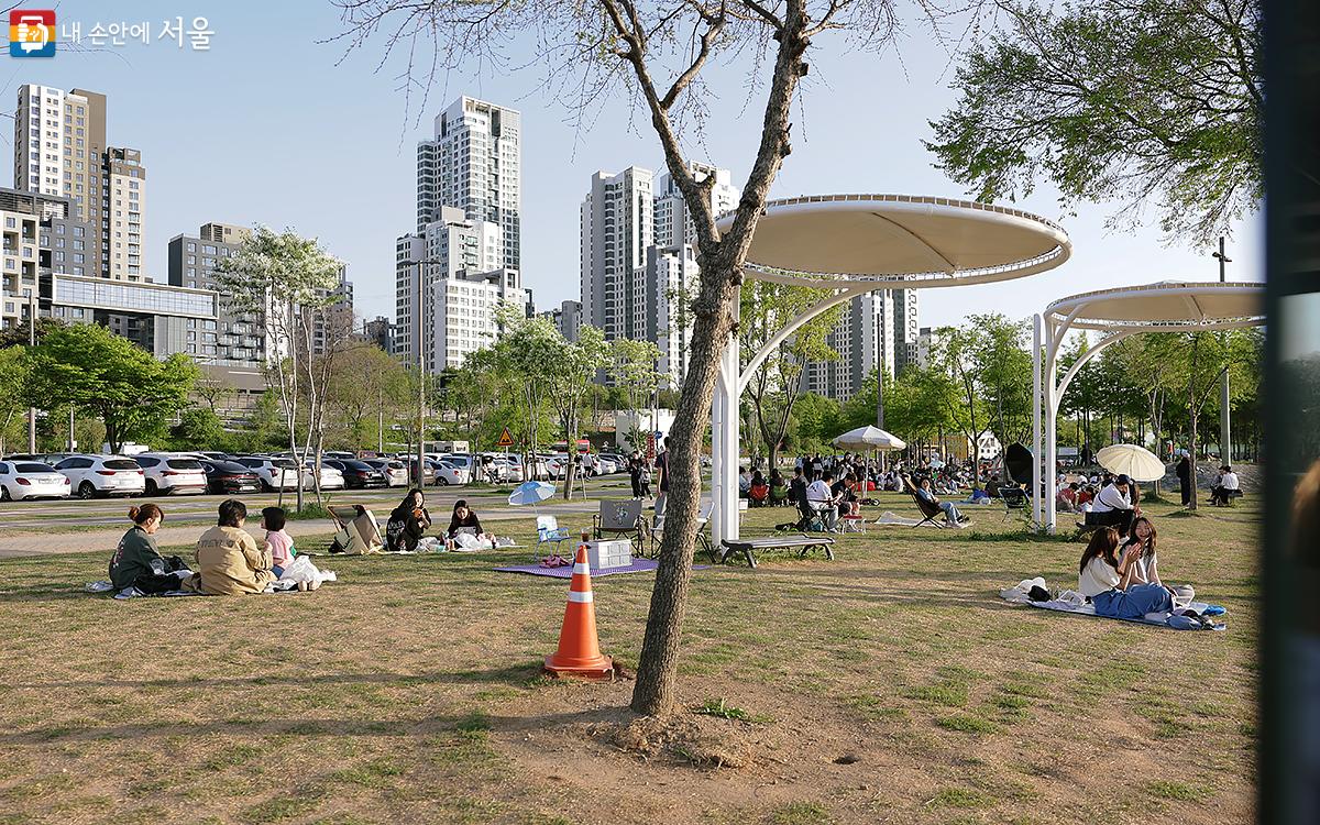 ‘세빛섬’은 수상 컨벤션 시설로 ‘가빛섬’, ‘채빛섬’, ‘솔빛섬’ 3개의 섬과 미디어아트갤러리(전광판)가 있는 ‘예빛섬’으로 이뤄져 있다.©김아름