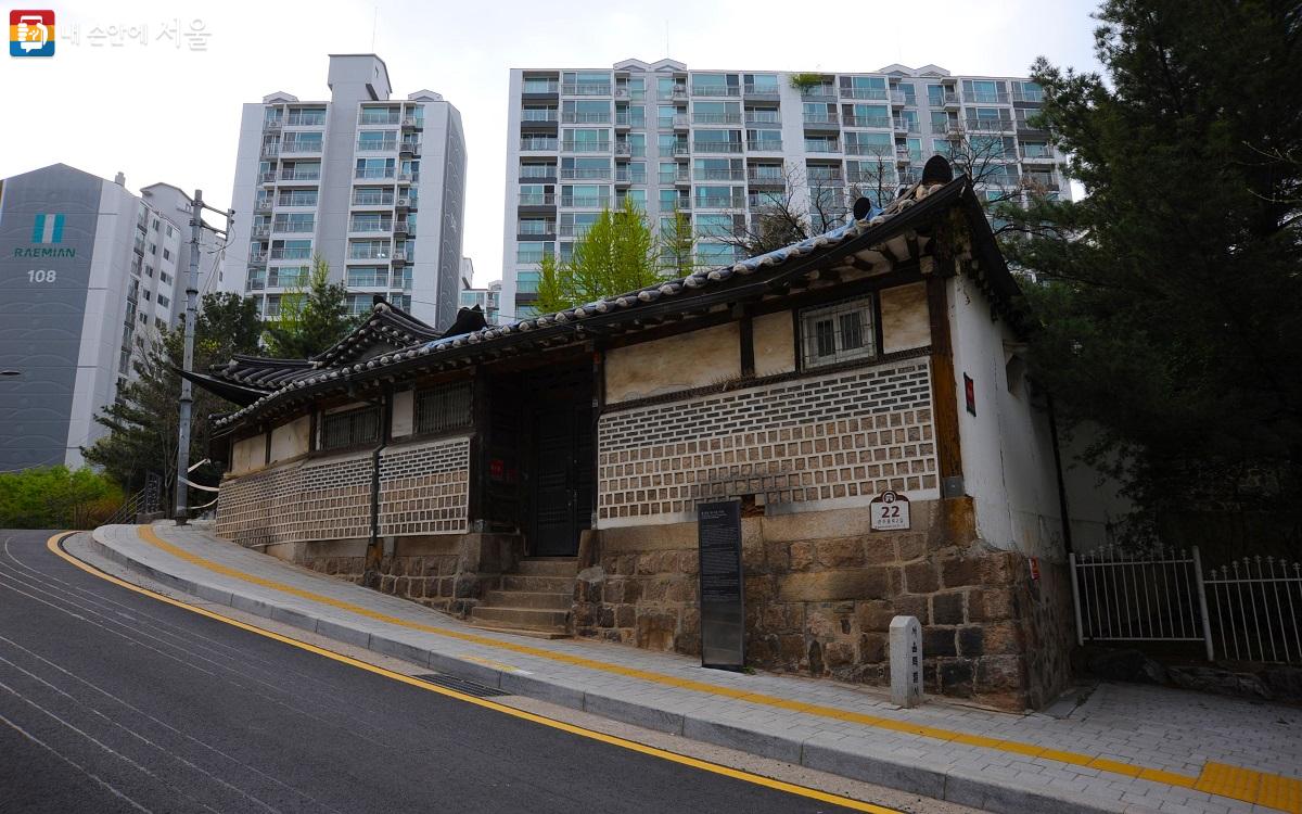 경사진 지형에 맞게 건물을 배치한 서울시 민속자료 제17호 ‘용강동 정구중 가옥’ ⓒ조수봉