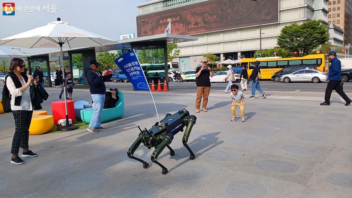 서울시립과학관의 인공지능로봇도 등장해 시민들에게 재미난 볼거리를 선사했다. Ⓒ박분