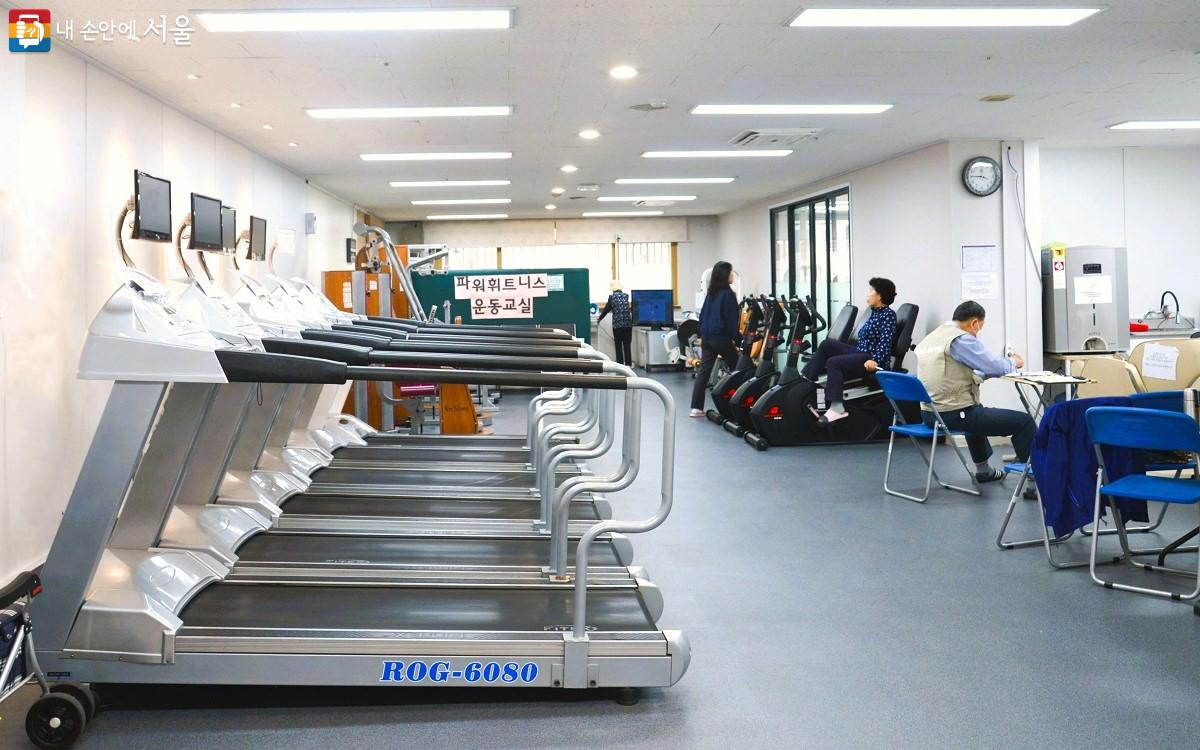 1층 파워피트니스클럽 운동교실에서 어르신들이 근력 운동으로 건강을 다지고 있다. ©이봉덕