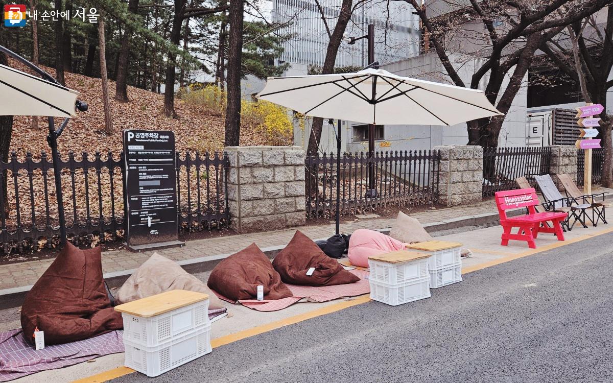 흰색 파라솔 아래 빈백과 폴딩 박스가 놓여 있어 쉬어가기에 좋다. ⓒ송지혜