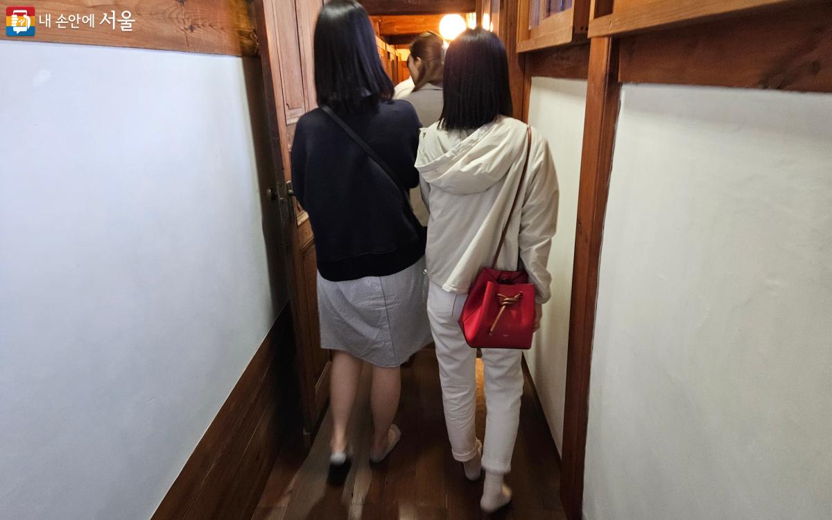 백인제 가옥의 안채와 사랑채를 연결하는 일본식 복도 ⓒ김준범