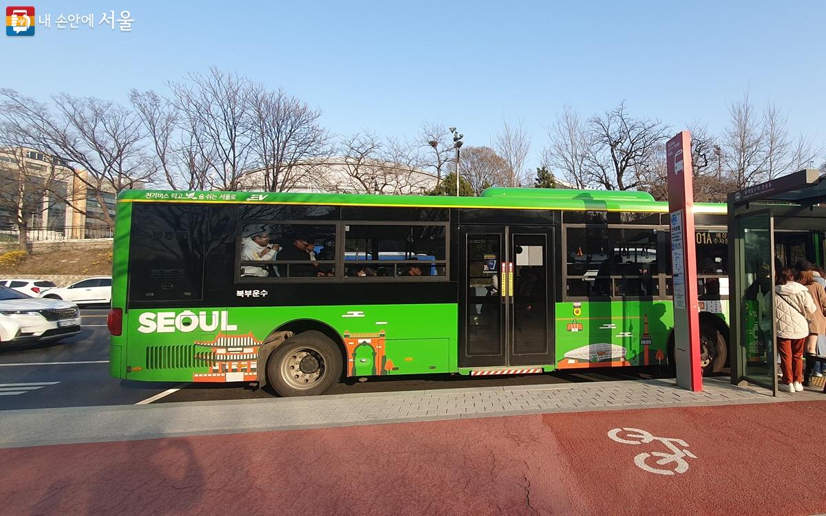 정차한 일반 버스. 옆면에 서울의 주요 관광지 일러스트가 그려져 있다. ©최정환