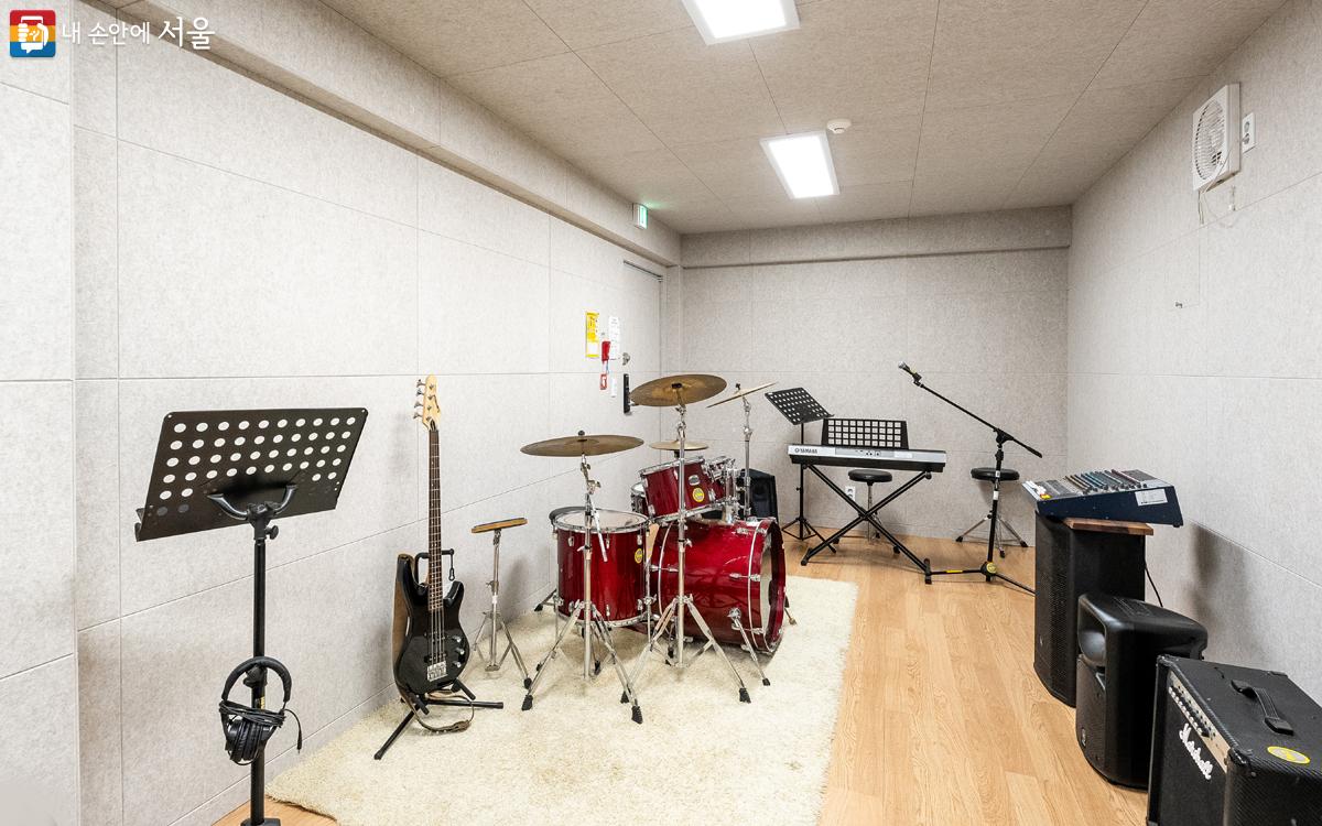 연주에 필요한 악기가 준비되어 있는 음악 연습실에서는 동아리 활동이 가능하다. ©돌곶이생활예술문화센터
