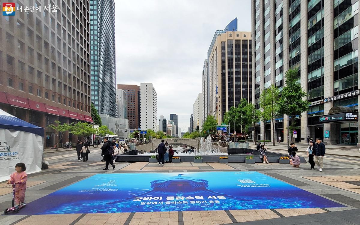 4월 22일 지구의 날을 맞아 청계천광장 바닥에 설치된 ‘슬픈 고래’ ⓒ김윤경