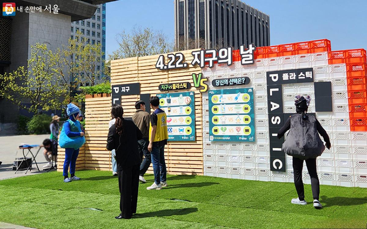 서울시장과 시민을 대표하는 선거인단 총 8명의 투표 퍼포먼스가 펼쳐졌다. ©김미선