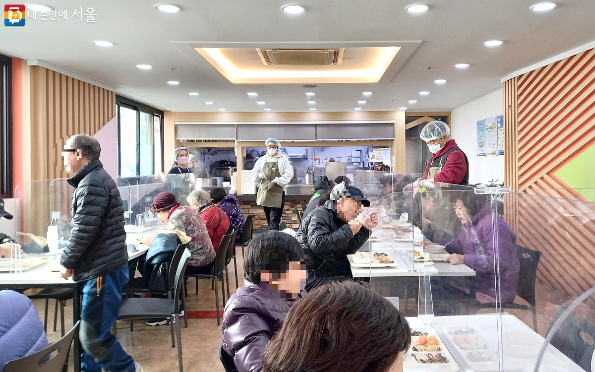 점심시간 어르신들이 시립노원노인종합복지관 식당에서 건강 식사를 하고 있다. ©이봉덕