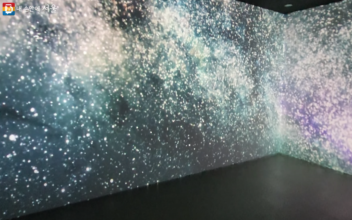 우주 판타지아 미디어아트로 몽환적인 우주를 느껴 볼 수 있는 강서별빛우주과학관 ⓒ김주희
