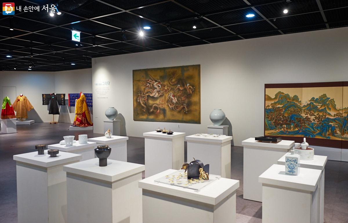돈덕전에서 열리고 있는 한국전통문화대학교 전통미술공예학과 학생들의 작품 전시회 모습 ⓒ이정규