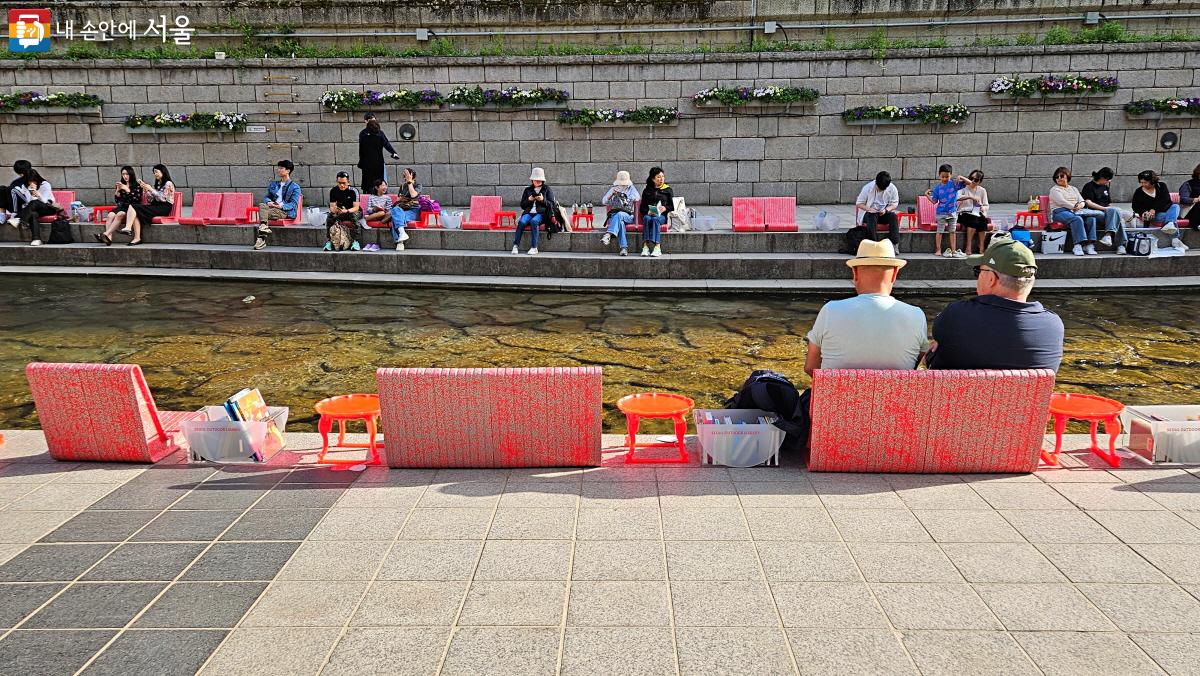 많은 시민들이 청계천 서울야외도서관에서 휴식을 즐기고 있다. ⓒ이선미 