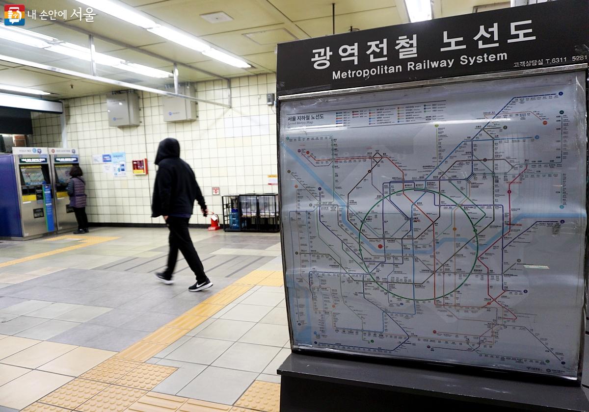 각 역사에 붙여진 신규 지하철 노선도 ⓒ김윤경