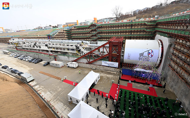 수도권 제2순환 고속도로 김포-파주 구간 중 한강 아래를 횡단하는 터널공사에 국내 최대규모의 TBM이 도입됐다.