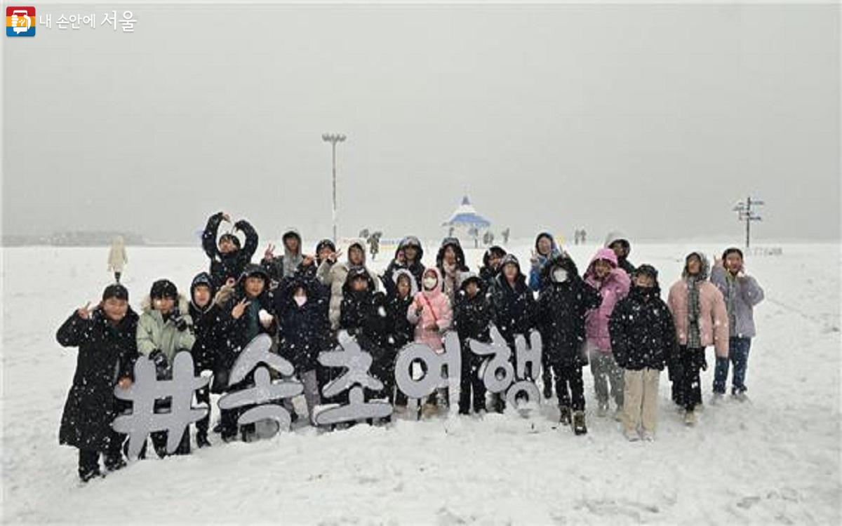 눈이 펑펑 오는 강원도 겨울 바다를 처음 경험해 본 아이들 ©푸른솔지역아동센터