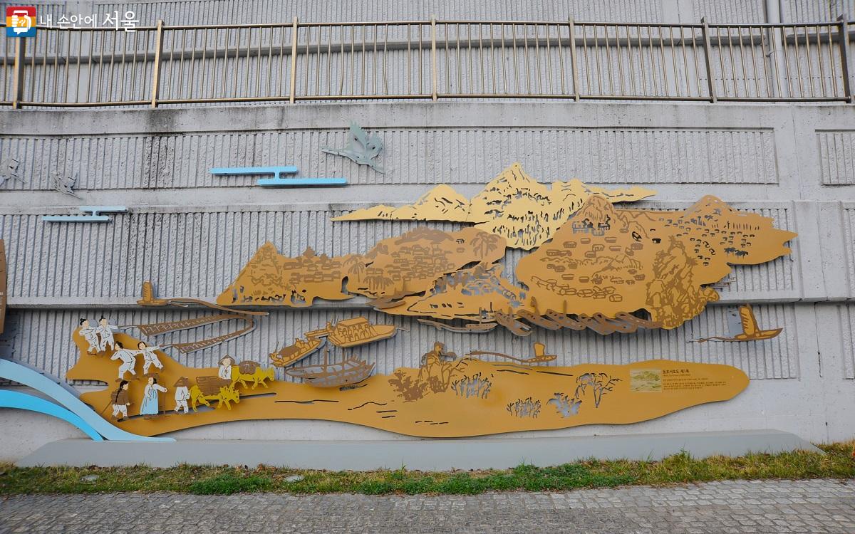 한강 남쪽에서 바라본 용산과 마포 일대를 그린 ‘동호서호도 제1폭’을 조형물로 설치했다. ©조수봉