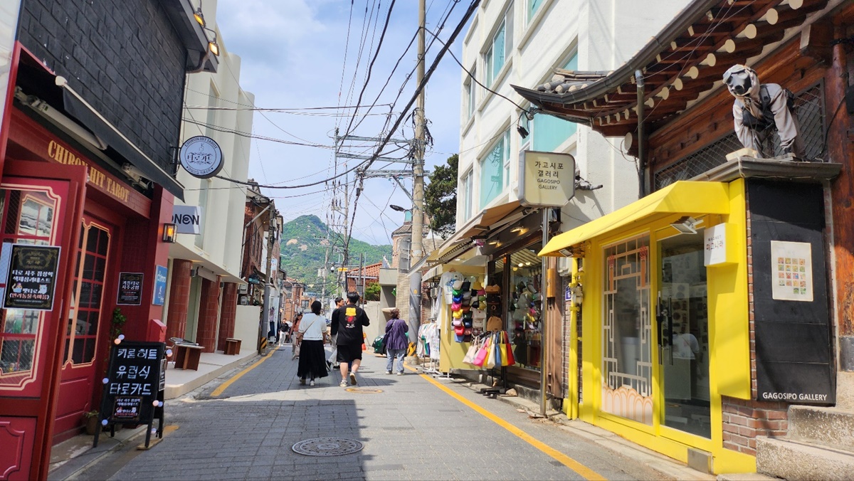 역사적 명소를 품은 채 스타일리시하게 자리잡은 삼청동길 ©박은영