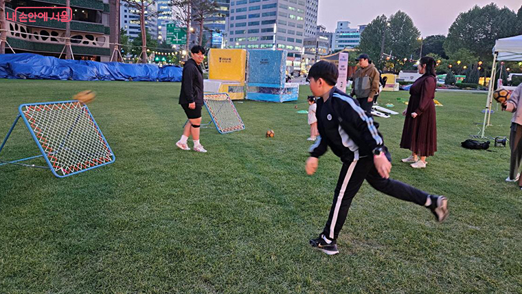 안전한 핸드볼 ‘츄크볼’은 어린이들도 좋아했다. ©이선미 