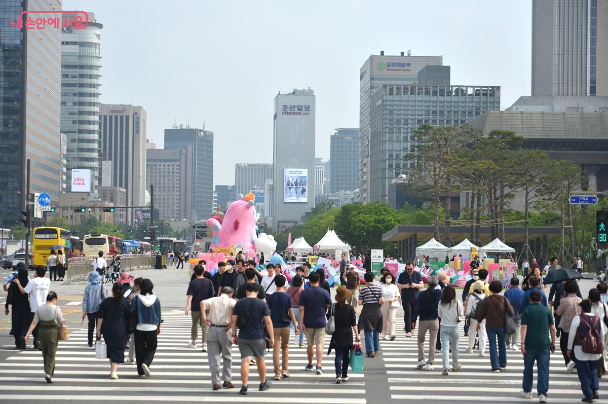 세계도시문화축제가 열리고 있는 광화문광장으로 시민들의 발걸음이 향하고 있다. ©이봉덕