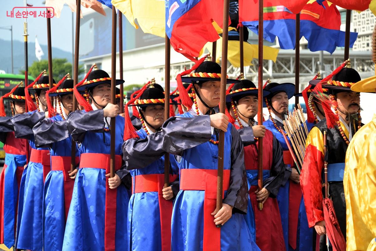 축제 개막식에서 세계 전통 의상 퍼레이드가 진행되었으며 한국 취타대가 앞장섰다. ©이봉덕