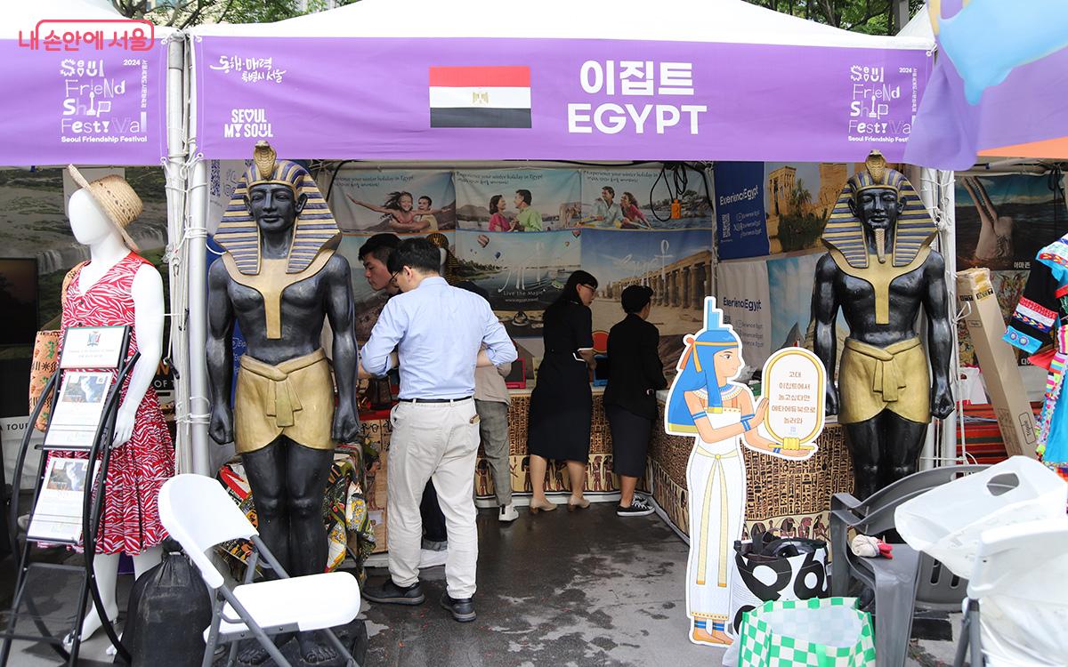 전통 장신구와 수공예품들이 이국적인 분위기를 더하며, 이집트 고유의 매력을 직접 체험할 수 있는 기회를 제공했다. ⓒ이혜숙