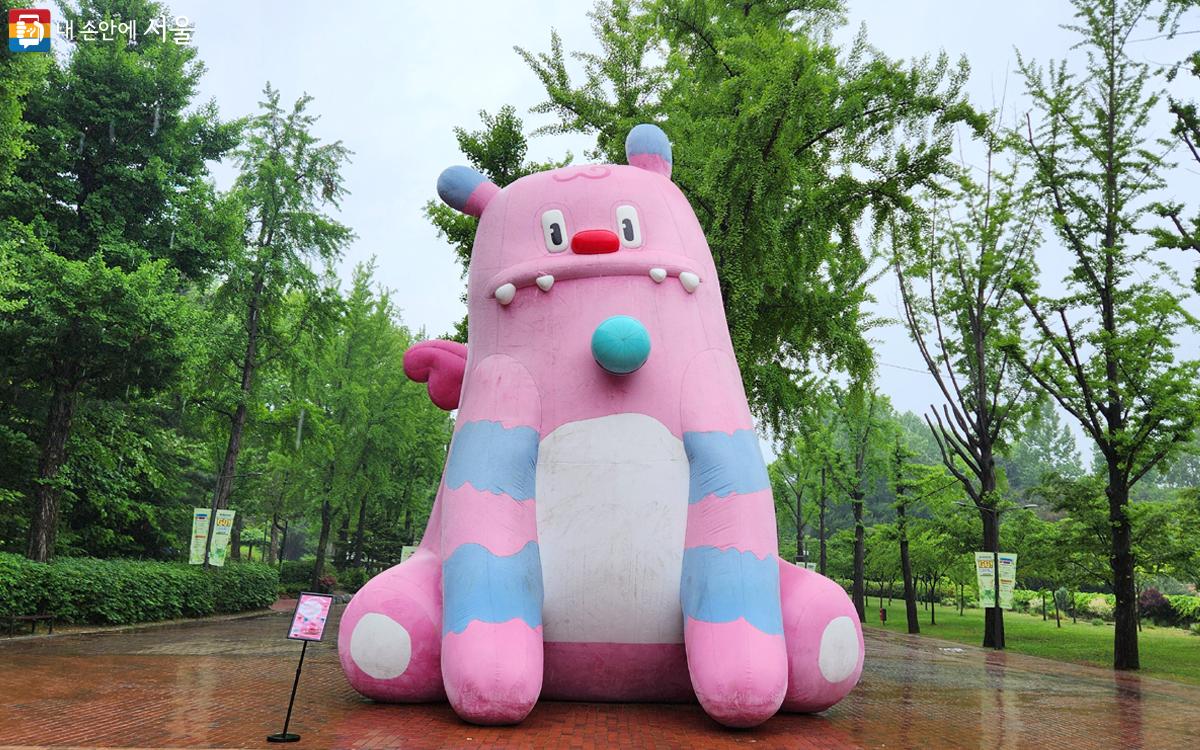 서울의 상징 캐릭터인 8미터 높이 대형 해치 인형이 반겨준다. ⓒ김미선